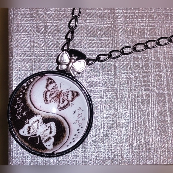 Yin Yang Modified Butterfly Cabochon - Picture 1 of 9